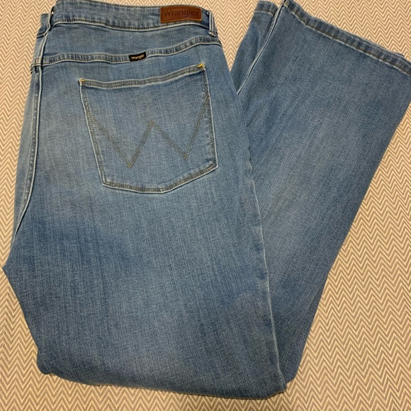 Wrangler bold boot high rise jeans. Med/light wash. Size 22. Like new-Worn once. - Picture 7 of 10